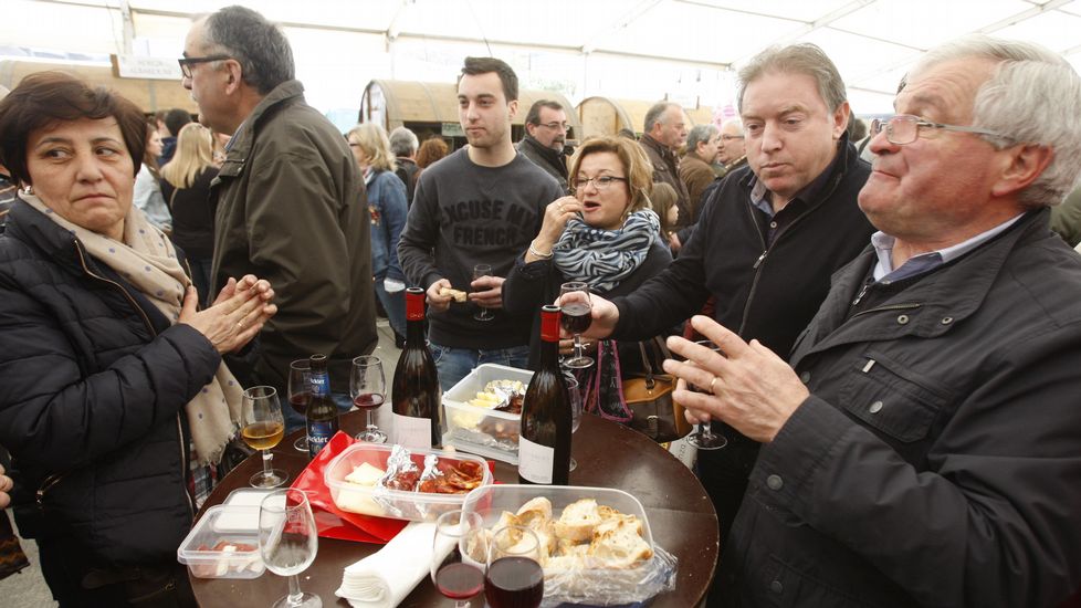 El público empezó a llenar esta mañana los puestos de las dieciséis bodegas que participan en la feria