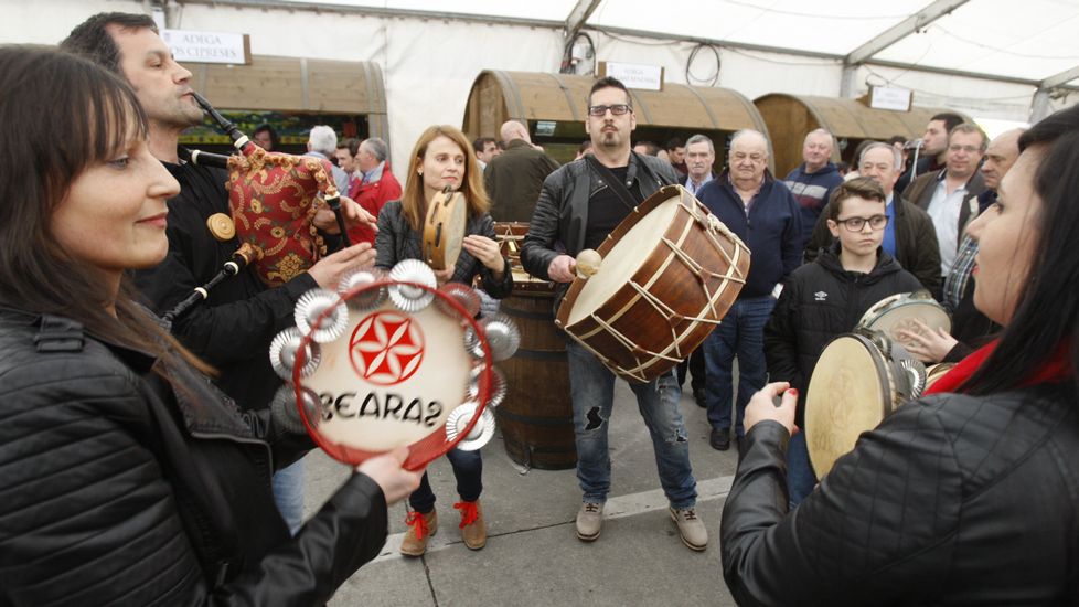 El público empezó a llenar esta mañana los puestos de las dieciséis bodegas que participan en la feria