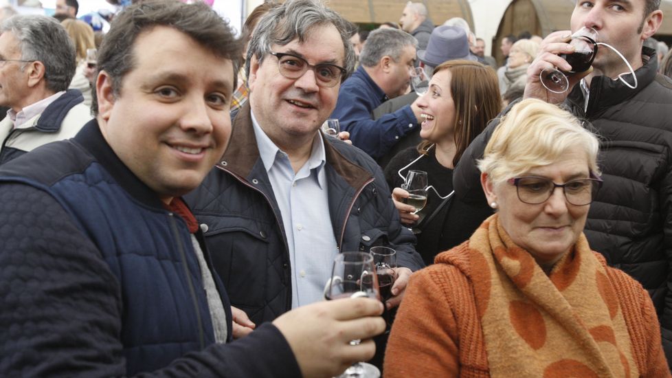 El público empezó a llenar esta mañana los puestos de las dieciséis bodegas que participan en la feria